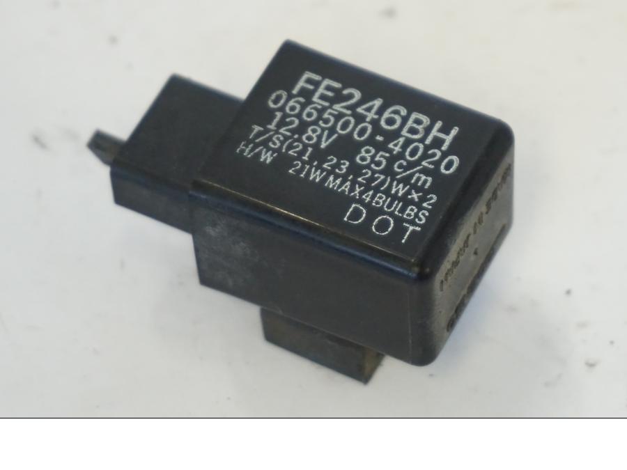 Baksidan på Blinkersrelä från en Kawasaki ZR-7 -2001 motorcykel.