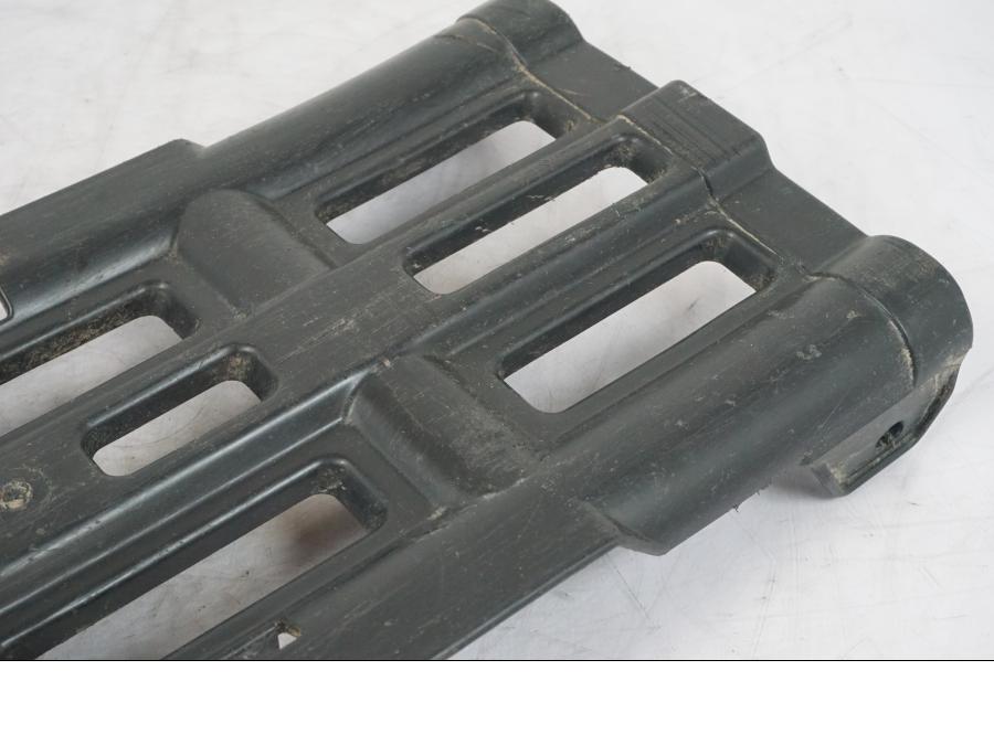 Höger sida på Hasplåt från en Suzuki LTA 750 XP E -2009 motorcykel.