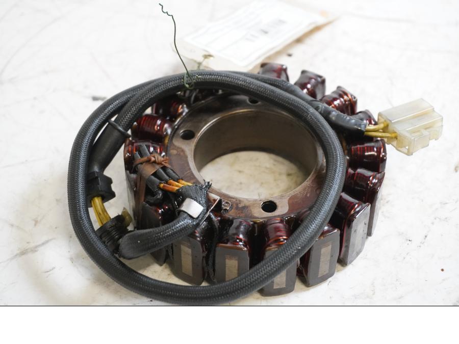 Framsidan på Generator från en Honda VTR 1000 F -1997 motorcykel.