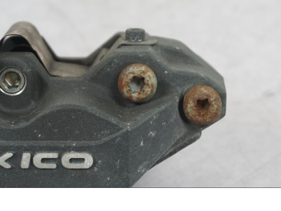 Höger sida på Bromsok från en Suzuki GSF 1250 -2010 motorcykel.