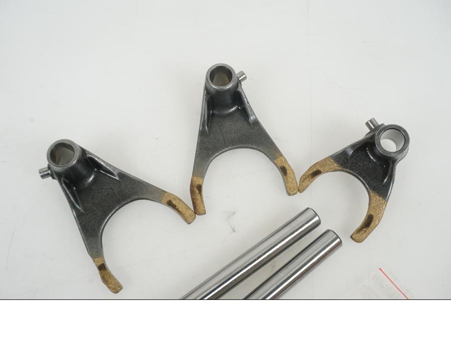 Baksidan på Växelgaffel från en KTM 1290 Super Duke R -2021 motorcykel.