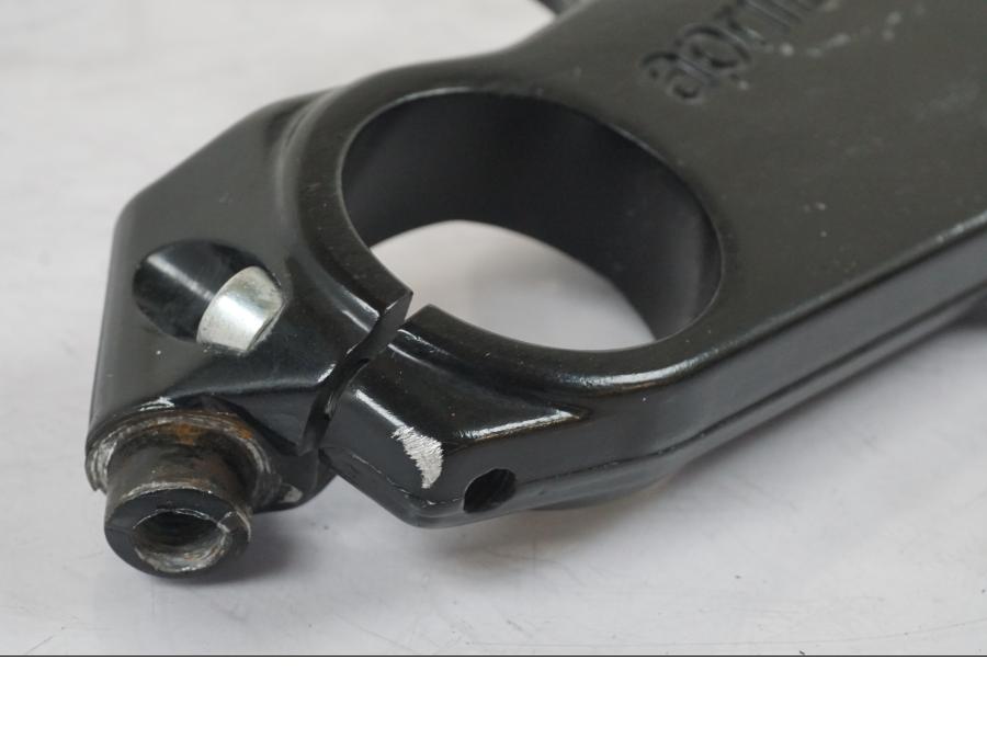 Vänster sida på Gaffelkrona från en Aprilia RS 125 -2000 motorcykel.