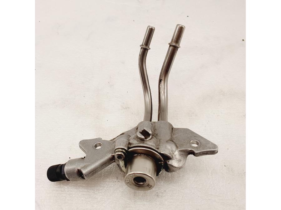 Snett uppifrån på Fuel Rail från en H-D V-Rod 1130 -2005 motorcykel.