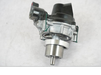 Snett uppifrån på Vattenpump från en Kawasaki Z 900 -2019 motorcykel.