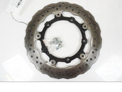 Framsidan på Bromsskiva från en Yamaha MT-07 -2019 motorcykel.