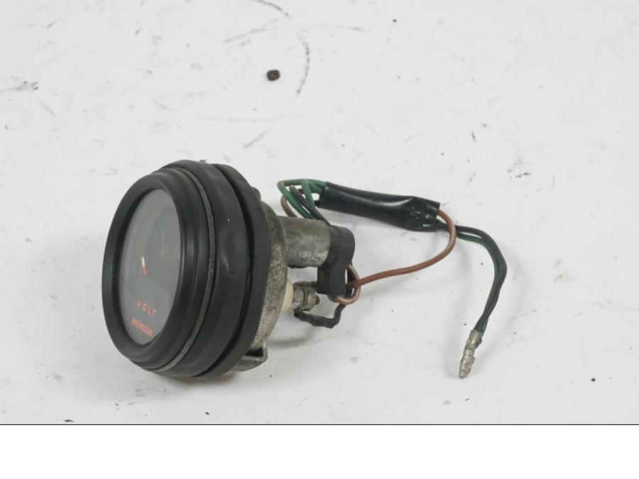 Baksidan på Voltmätare från en Honda CB 750 -1982 motorcykel.