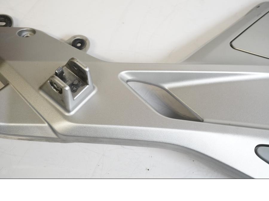 Vänster sida på Fotpinnefäste från en Honda CTX 1300 -2014 motorcykel.