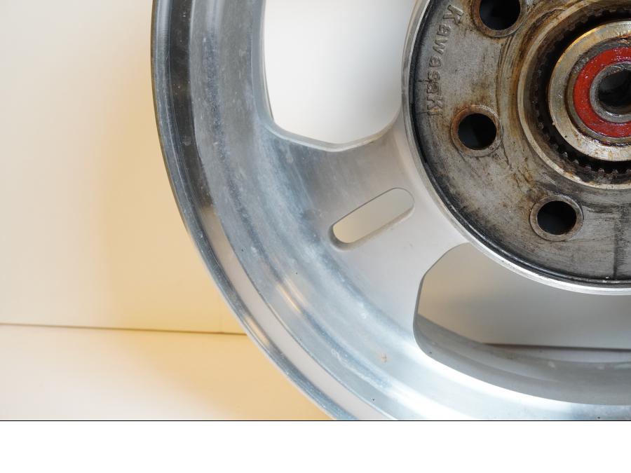 Vänster sida på Fälg från en Kawasaki VN 1500 Mean Streak -2002 motorcykel.