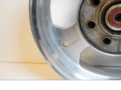 Vänster sida på Fälg från en Kawasaki VN 1500 Mean Streak -2002 motorcykel.