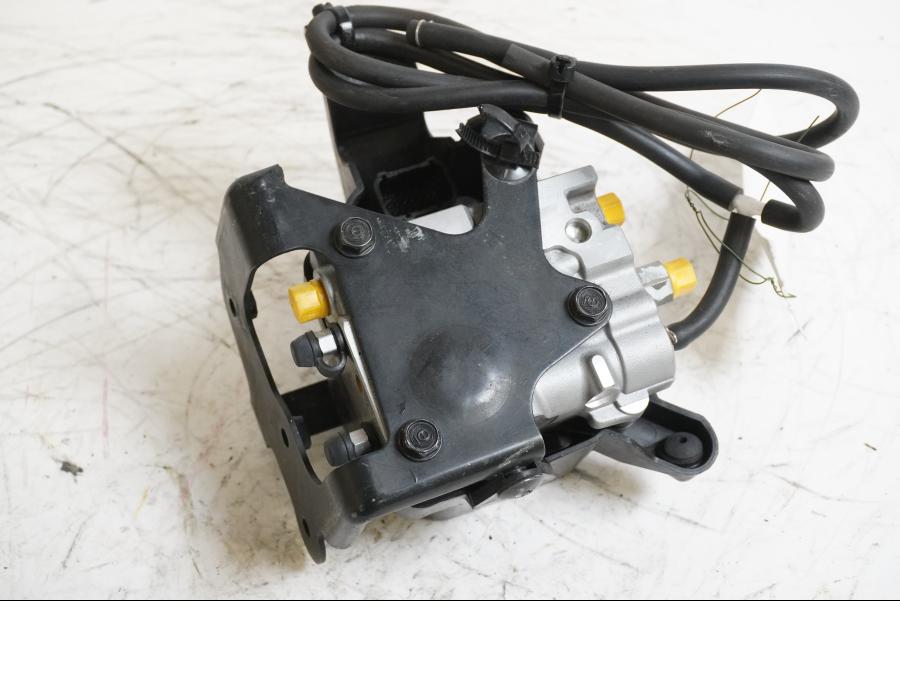 Baksidan på ABS Modulator från en Honda CBR 1000 RR -2009 motorcykel.