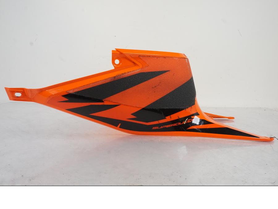 Baksidan på Bensintankskåpa från en KTM 1290 Super Duke R -2022 motorcykel.