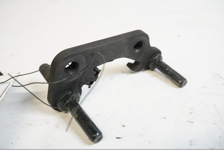 Framsidan på Bromsoksfäste från en Kawasaki ER-6N -2010 motorcykel.