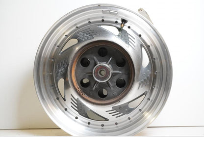 Framsidan på Fälg från en Suzuki VZ 800 -2000 motorcykel.