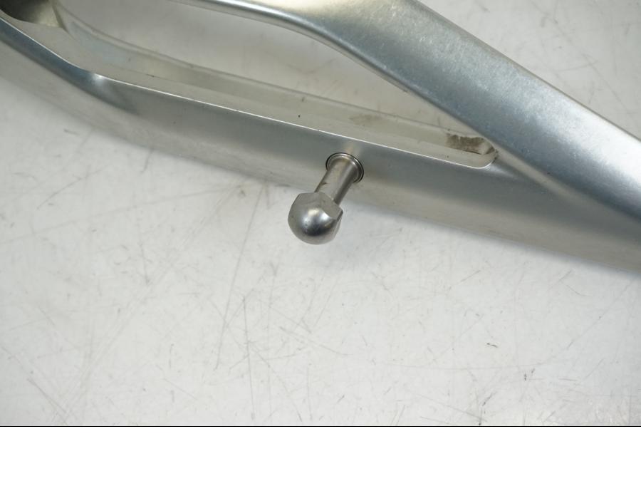 Vänster sida på Sidostöd från en Ducati Streetfighter V4 -2020 motorcykel.