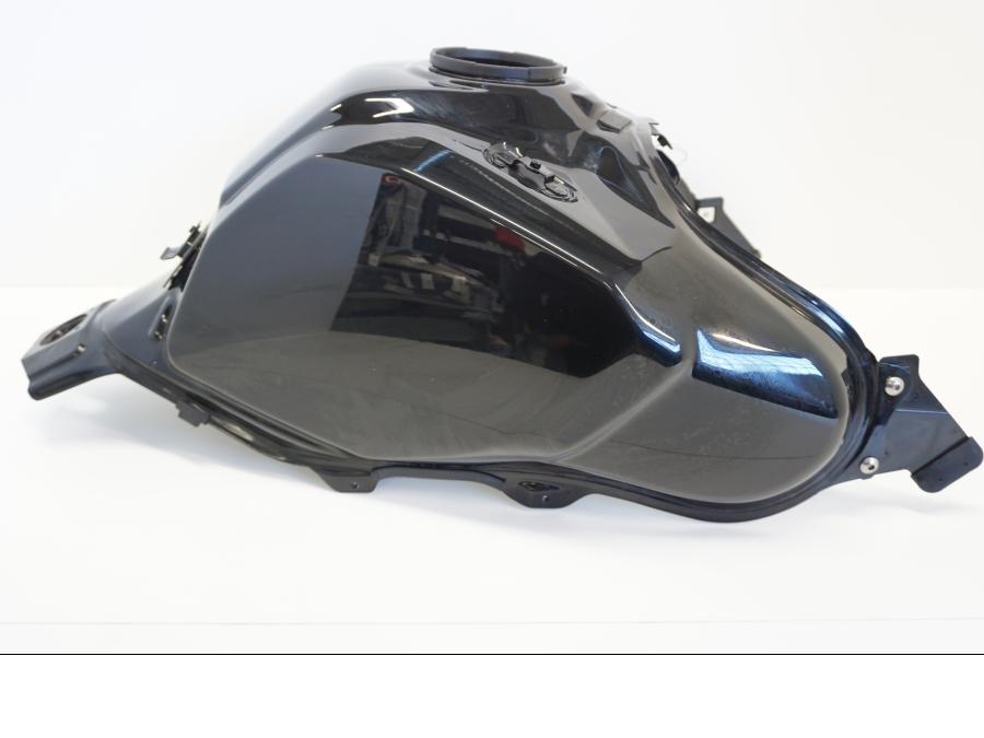 Baksidan på Bensintank från en Suzuki DL 1000 -2016 motorcykel.