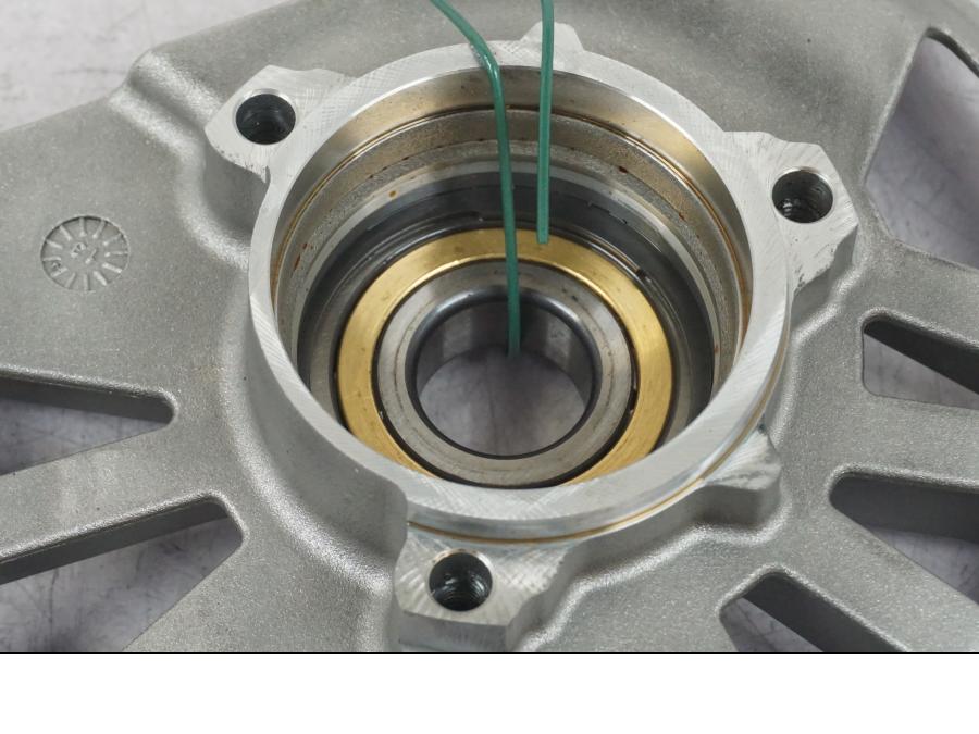 Baksidan på Generator från en BMW R 1200 GS -2018 motorcykel.