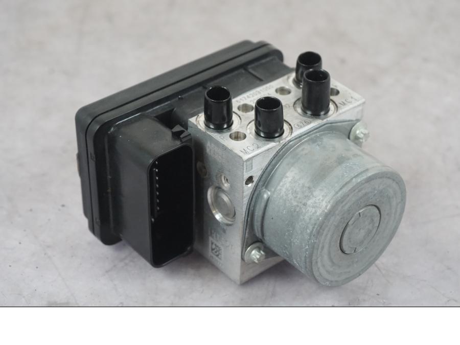 Framsidan på ABS Modulator från en KTM 1290 Super Duke R -2022 motorcykel.