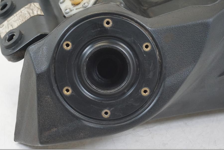 Baksidan på Bensintank från en BMW F 650 CS -2003 motorcykel.