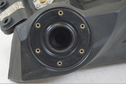 Baksidan på Bensintank från en BMW F 650 CS -2003 motorcykel.