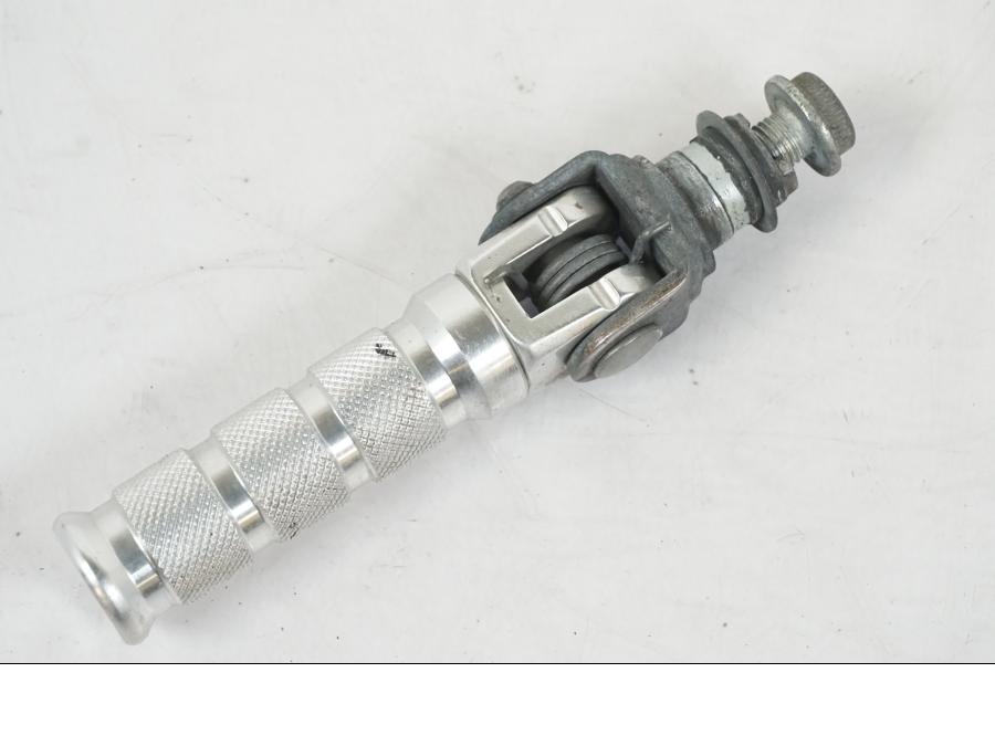 Vänster sida på Fotpinne från en Suzuki SV 650 S -2005 motorcykel.