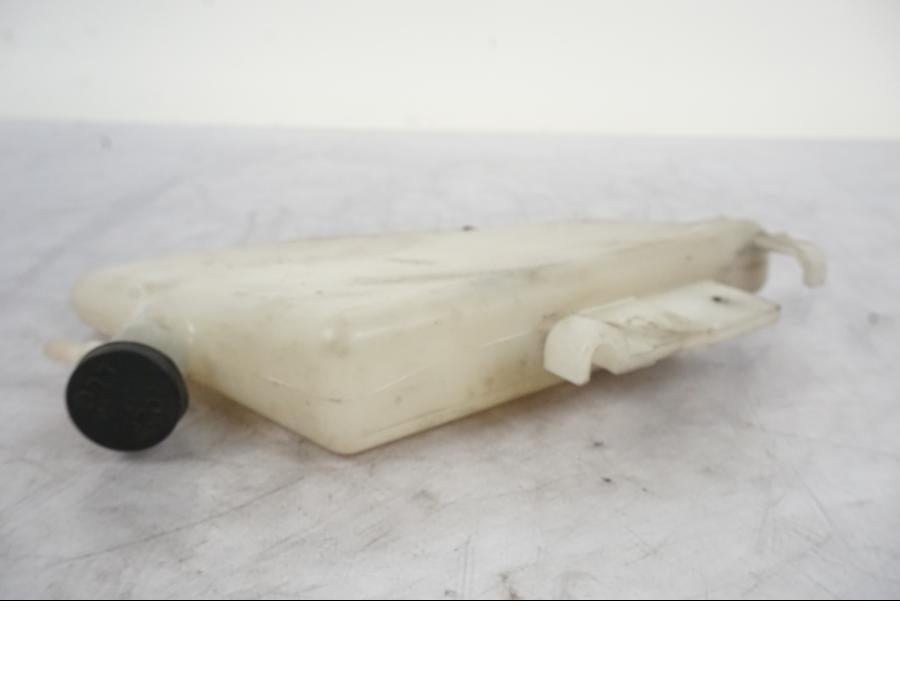 Höger sida på Vattenexpansionskärl från en Suzuki GSX-R 1000 -2005 motorcykel.