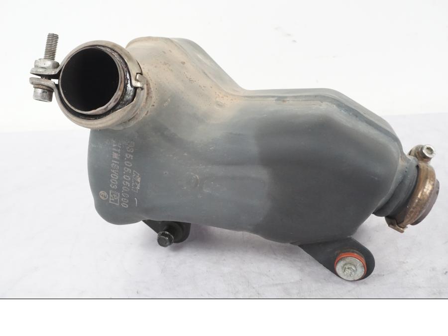 Framsidan på Ljuddämpare från en KTM 390 Duke -2018 motorcykel.