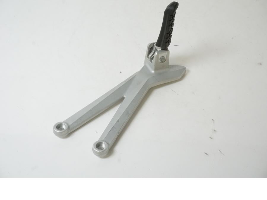 Baksidan på Fotpinnefäste från en KTM 690 SMCR -2019 motorcykel.