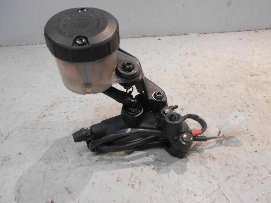 Baksidan på Bromshuvudcylinder från en Aprilia Tuono V4R -2016 motorcykel.