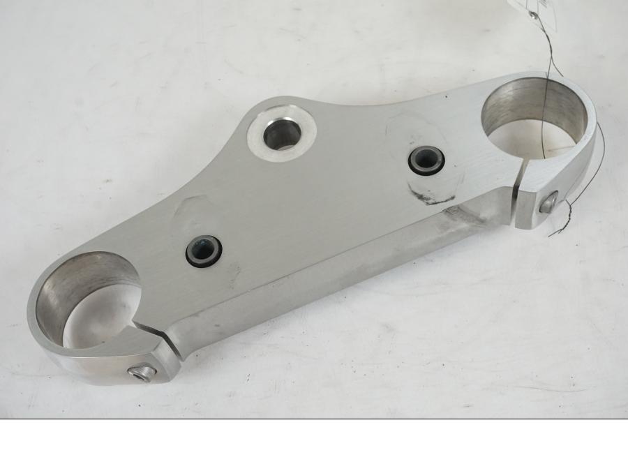 Framsidan på Gaffelkrona från en Suzuki VZR 1800 -2009 motorcykel.