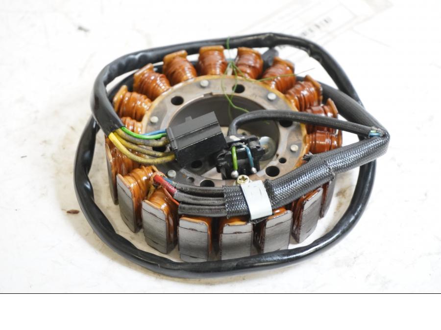 Framsidan på Generator från en Suzuki TL 1000 S -1998 motorcykel.