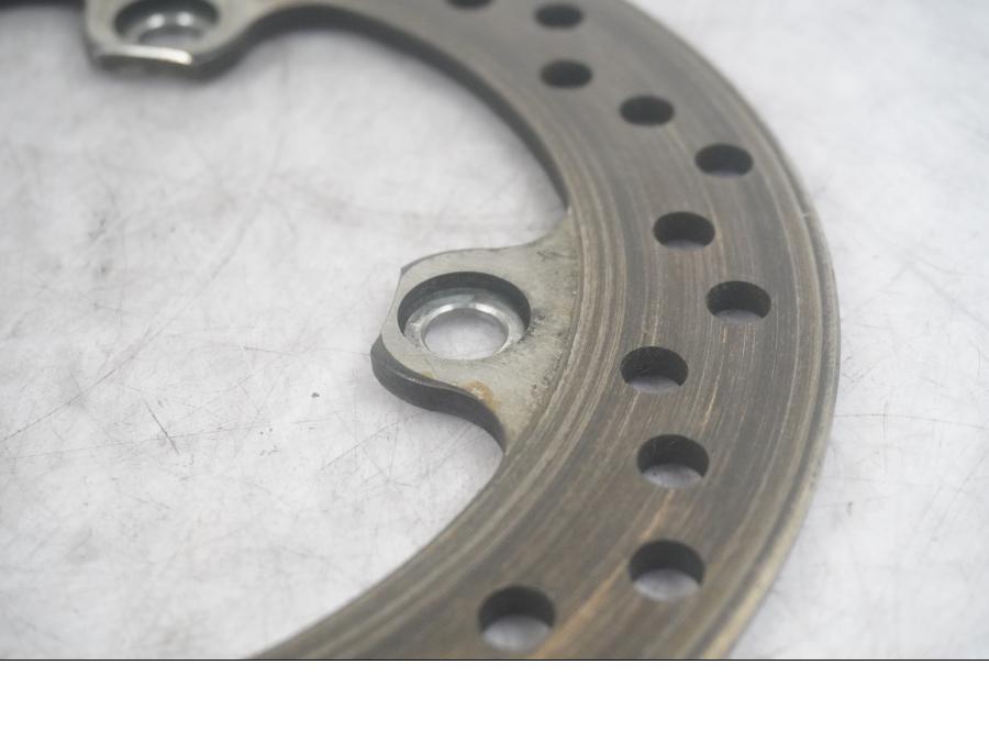 Vänster sida på Bromsskiva från en Triumph Street Triple -2009 motorcykel.