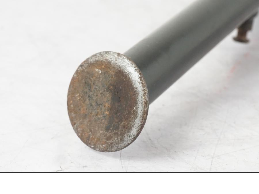 Snett nerifrån på Sidostöd från en KTM 690 Duke -2015 motorcykel.