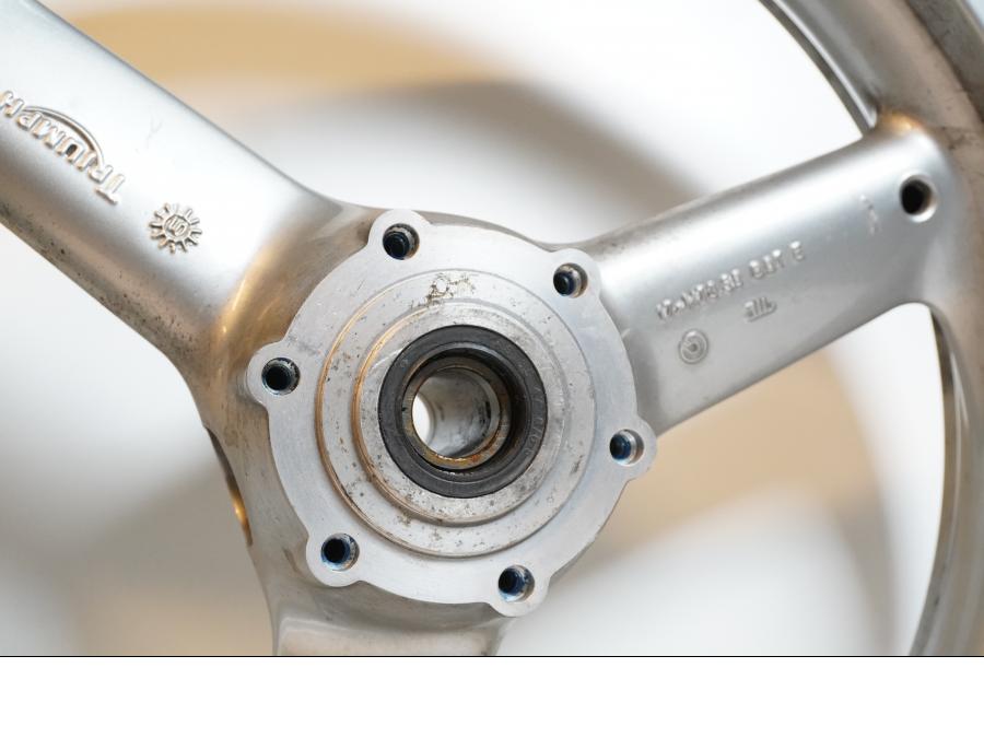 Extrabild1 på Fälg från en Triumph Sprint RS -2004 motorcykel.