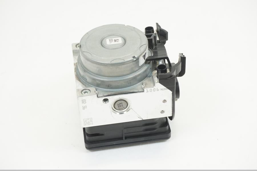 Vänster sida på ABS Modulator från en Triumph Tiger 1200 -2018 motorcykel.