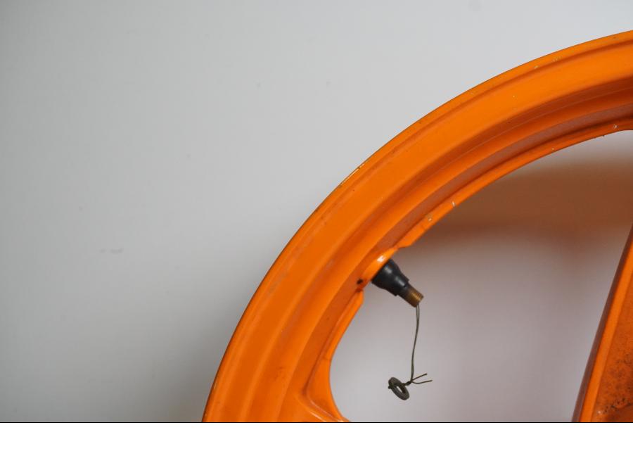 Snett nerifrån på Fälg från en Honda CBR 125 R -2011 motorcykel.