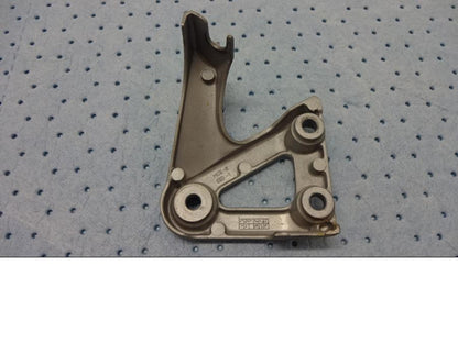 Baksidan på Strålkastarfäste från en Honda CB 900 F Hornet -2002 motorcykel.