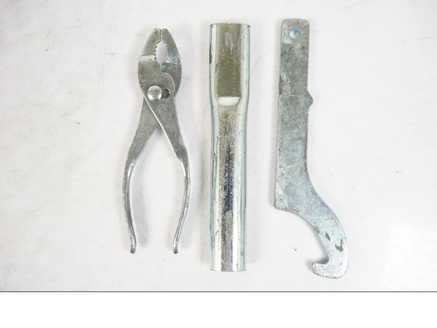 Vänster sida på Verktyg från en Yamaha XVS 1100 -2000 motorcykel.