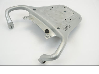 Baksidan på Pakethållare från en Aprilia Pegaso 650 -1997 motorcykel.