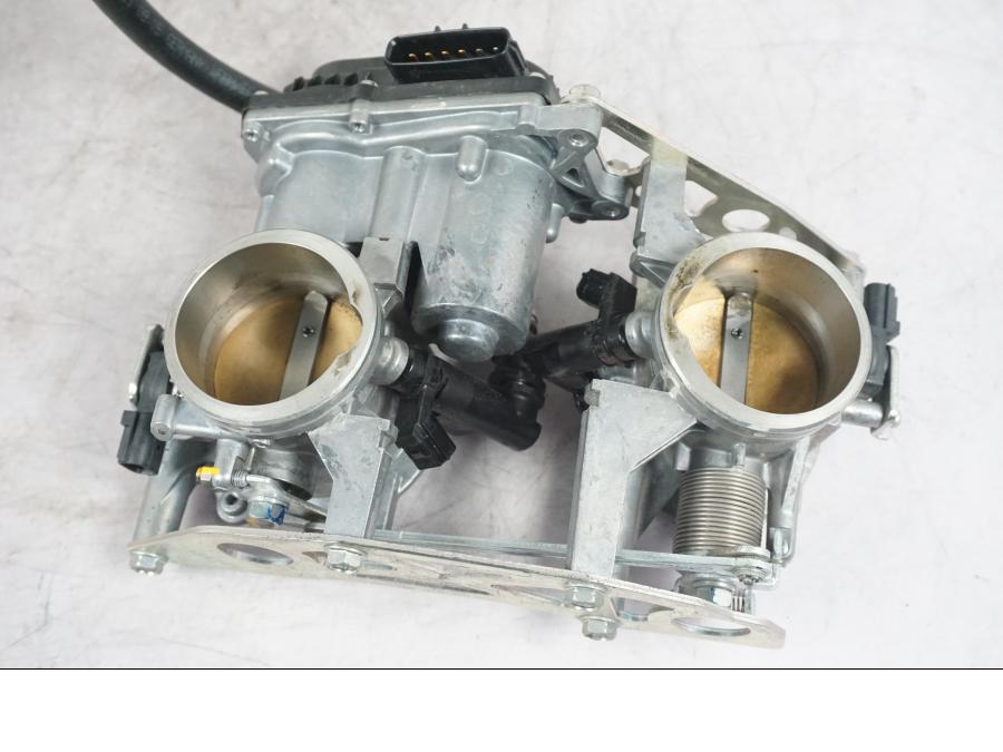 Extrabild5 på Spjällhus från en KTM 1290 Super Duke -2019 motorcykel.