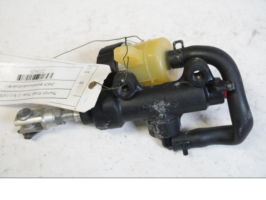 Baksidan på Bromshuvudcylinder från en Triumph Street Triple -2011 motorcykel.