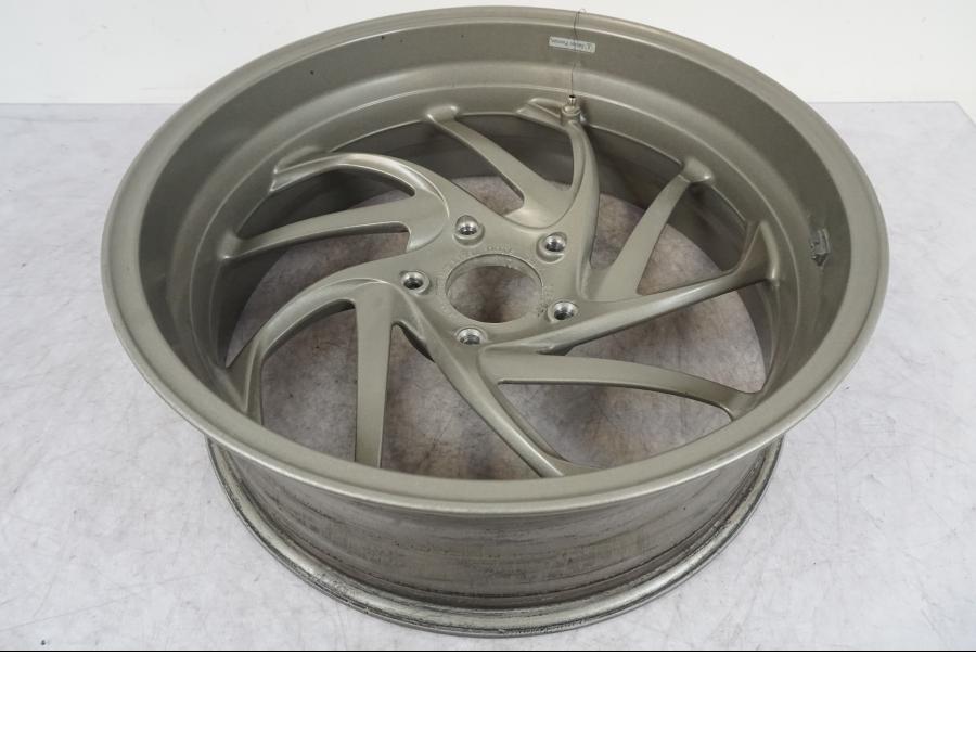 Snett nerifrån på Fälg från en BMW K 1600 GTL -2015 motorcykel.