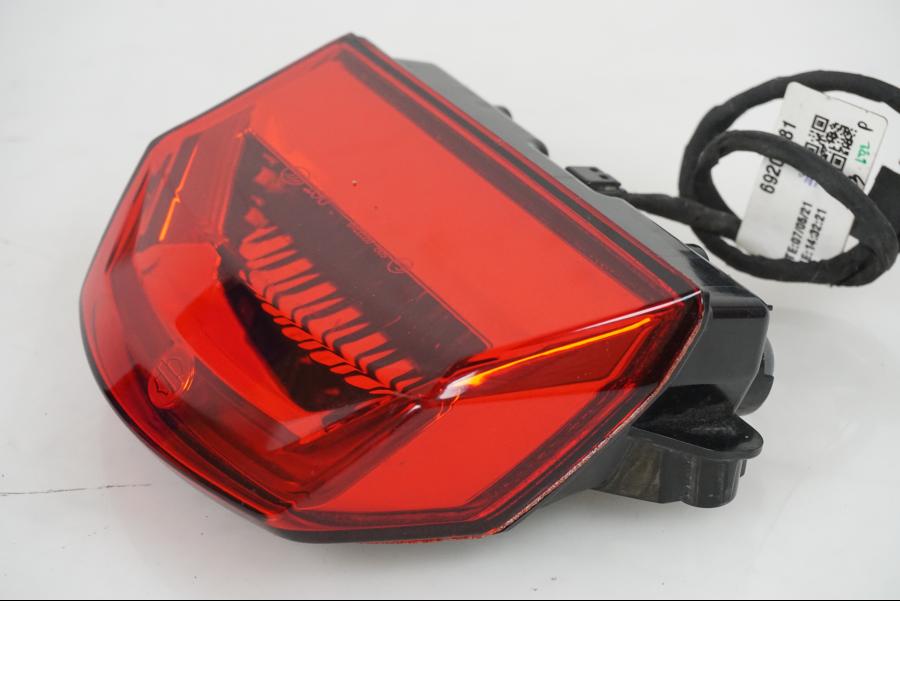 Snett uppifrån på Baklampa från en H-D Adventure Pan America Special RA1250S -2021 motorcykel.