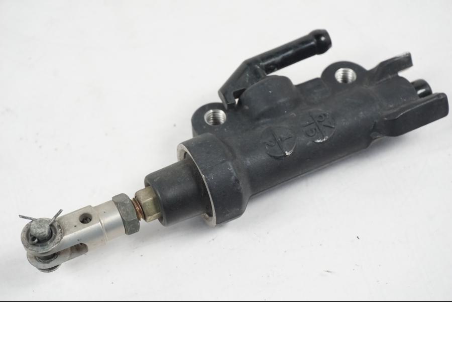 Snett nerifrån på Bromshuvudcylinder från en Yamaha YZF 1000 R1 -2007 motorcykel.