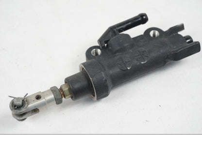 Snett nerifrån på Bromshuvudcylinder från en Yamaha YZF 1000 R1 -2007 motorcykel.