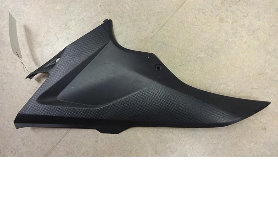 Framsidan på Sidopanel från en Honda CB 500 F -2013 motorcykel.