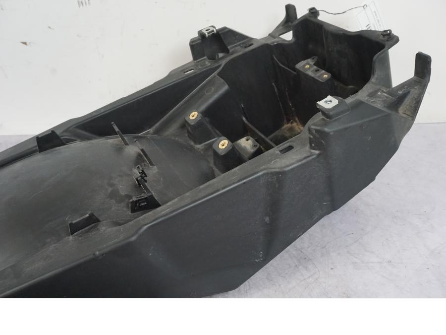 Vänster sida på Undertail från en BMW K 1600 GTL -2015 motorcykel.