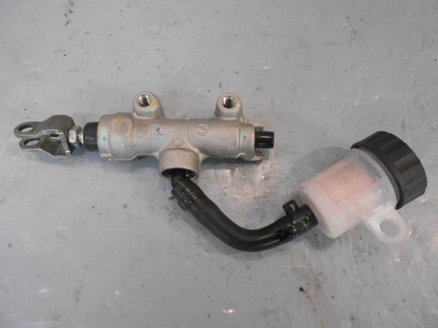 Framsidan på Bromshuvudcylinder från en Kawasaki Z 900 -2018 motorcykel.