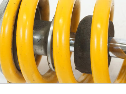 Vänster sida på Stötdämpare Öhlins från en Ducati Streetfighter V4 -2020 motorcykel.