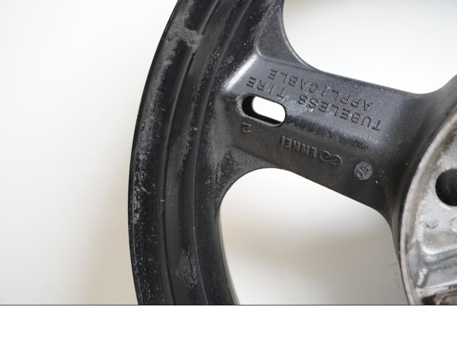 Extrabild6 på Fälg från en Suzuki DL 1000 -2006 motorcykel.