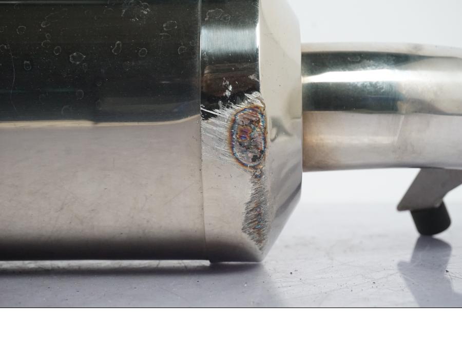 Vänster sida på Ljuddämpare från en Suzuki GSF 1250 -2010 motorcykel.